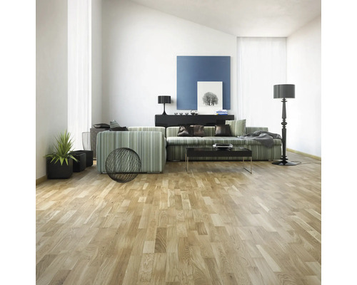 Obývací pokoj s pohovkou, stolem, stojací lampou a dřevěnou podlahou.