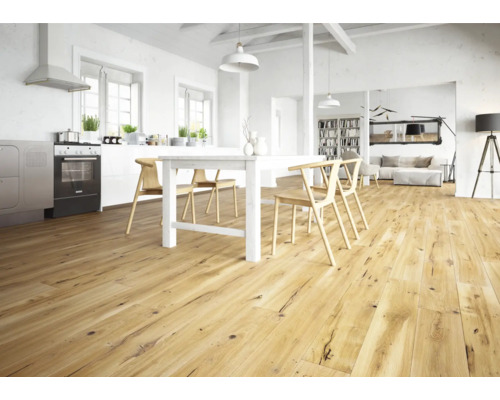 Světlý obývací pokoj s dřevěnou podlahou, jídelním stolem a židlemi