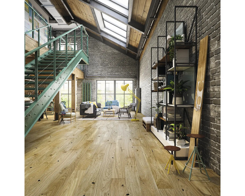 Obývací pokoj v podkrovním stylu se schodištěm, posezením, regálem a dřevěnou podlahou