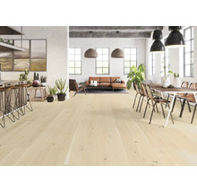 Světlá dřevěná podlaha ve světlém obývacím pokoji s nábytkem a rostlinami.