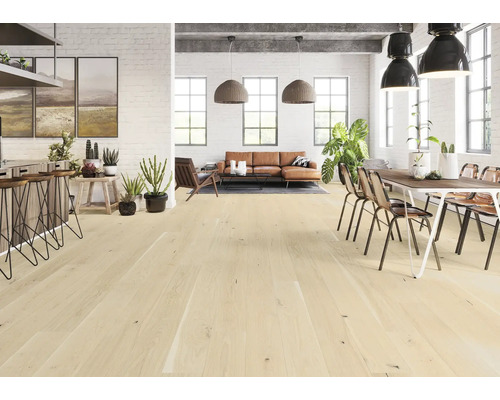 Světlá dřevěná podlaha ve světlém obývacím pokoji s nábytkem a rostlinami.