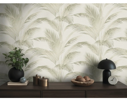 Interiér s tapetou se vzorem palem, příborníkem a dekorativními prvky