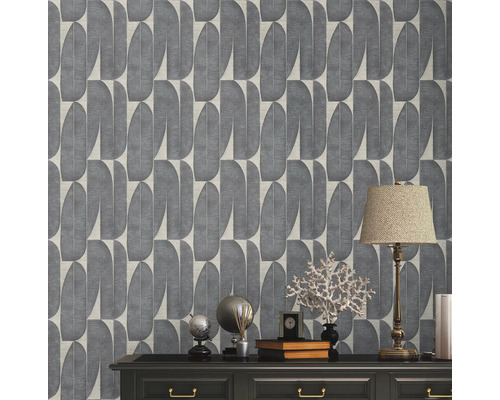 Šedá tapeta s abstraktním geometrickým vzorem za komodou