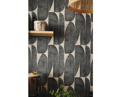 Dekorativní tapeta s abstraktním designem listů v místnosti.