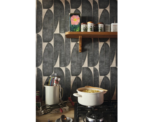 Kuchyňská scéna s tapetou, policí, kořením a kuchyňským náčiním