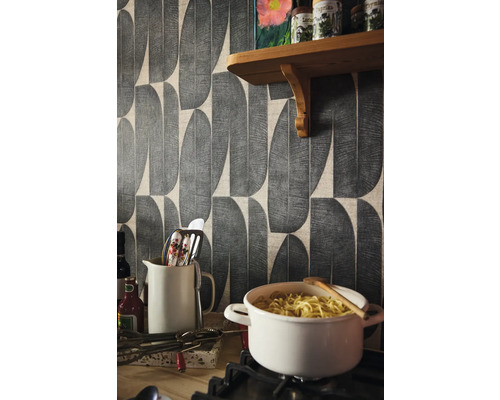 Kuchyňská scéna s vzorovanou tapetou, policí a kuchyňským náčiním