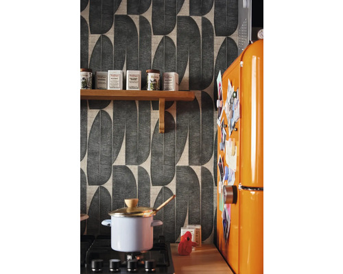 Kuchyňská scéna s tapetou v retro stylu, poličkou na koření, hrncem na sporáku a barevnou lednicí.