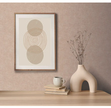 Dekorativní obrázek s geometrickým designem v rámu, váza a šálek na stole