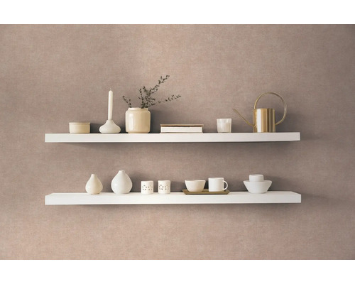 Dvě bílé police s dekorativními předměty na zdi