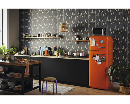 Světlá kuchyně s tapetou, kuchyňským ostrovem, příborníkem a oranžovou lednicí