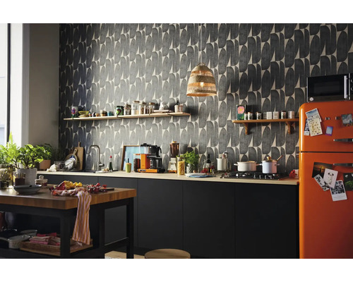 Světlá kuchyně s vzorovanou tapetou, kuchyňským ostrůvkem a oranžovou lednicí