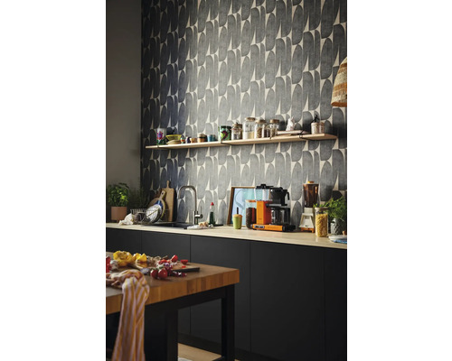 Kuchyňská scéna s grafickou tapetou, pracovní deskou, policemi a kuchyňským náčiním.