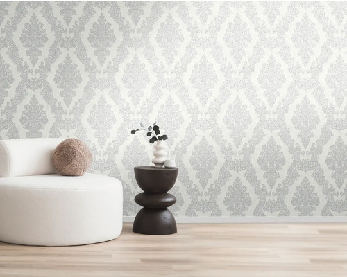 Stěna s tapetami se vzorem, křeslo a příruční stolek