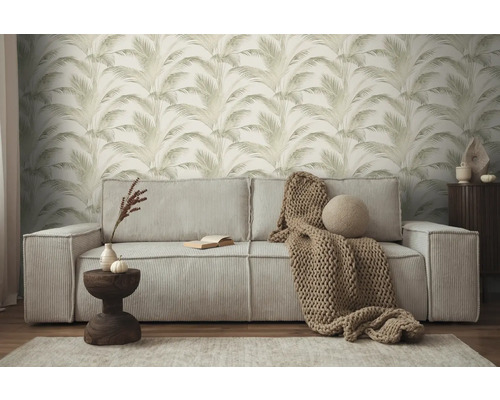 Obývací pokoj s pohovkou, odkládacím stolkem a tapetou s palmovým vzorem pro útulnou atmosféru