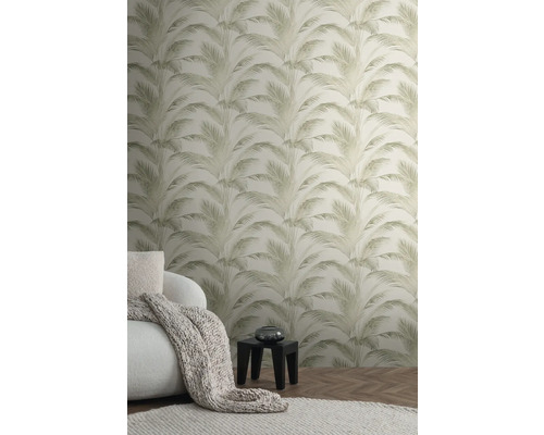 Obývací pokoj s tapetou s motivem palem, křeslem a odkládacím stolkem