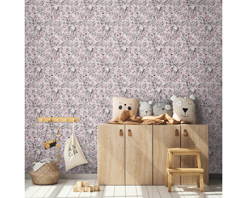 Dětský pokoj s květinovou tapetou, dřevěnou skříňkou a hračkami