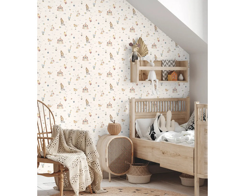 Dětský pokoj s tapetou s cirkusovým motivem, dřevěným nábytkem a textiliemi.