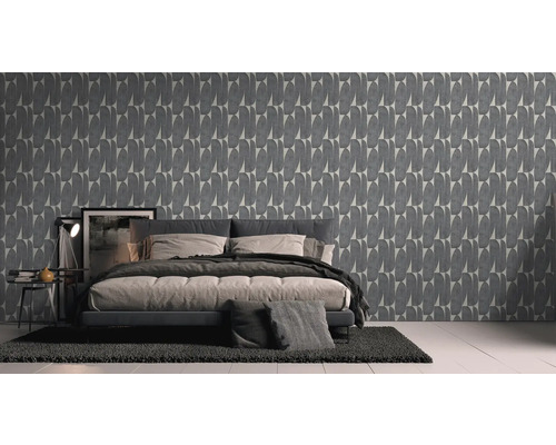 Ložnice s postelí a šedou tapetou s abstraktním vzorem