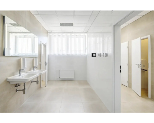 Světlá koupelna se zrcadlem, umyvadly a bílými obklady