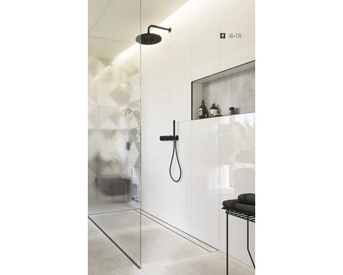 Koupelna se sprchou, bílé obklady stěn, vestavěná police a černá sprchová souprava