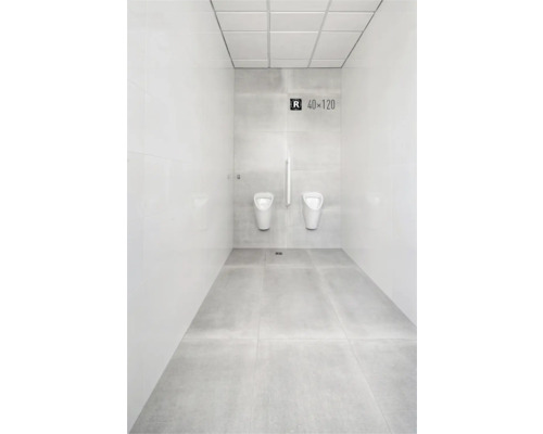 Moderní koupelna s bílými dlaždicemi a dvěma pisoáry