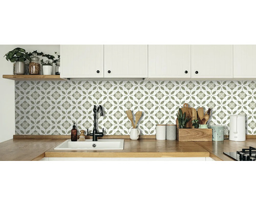 Kuchyňská scéna s pracovní deskou, umyvadlem a nástěnnými dlaždicemi s květinovým vzorem