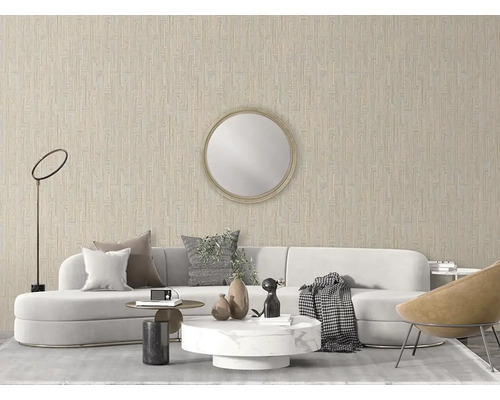 Obývací pokoj s tapetou se vzorem, pohovkou, zrcadlem a dekorací