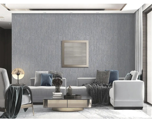 Obývací pokoj s šedou vzorovanou tapetou, pohovkou a dekoracemi