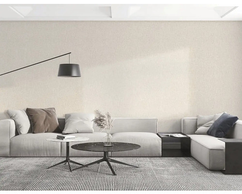 Obývací pokoj s textilní tapetou, pohovkou a konferenčním stolkem