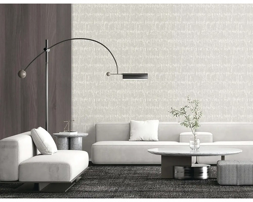 Světlý obývací pokoj se vzorovanou tapetou, pohovkou a osvětlením