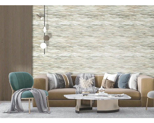 Obývací pokoj s pohovkou, židlí, konferenčním stolkem a vzorovanou tapetou