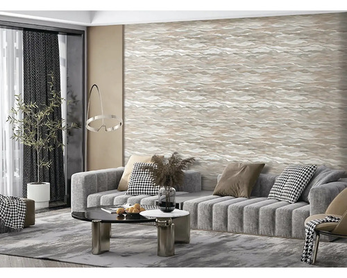 Moderní obývací pokoj s pohovkou, konferenčním stolkem a vzorovanou tapetou