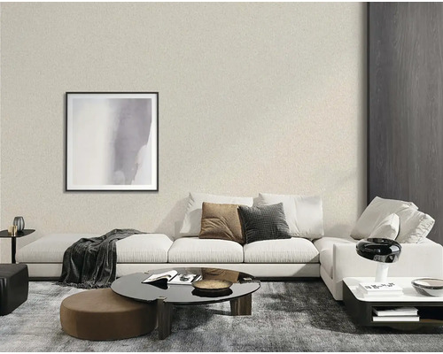 Světlý obývací pokoj s béžovou strukturovanou tapetou, pohovkou a konferenčním stolkem