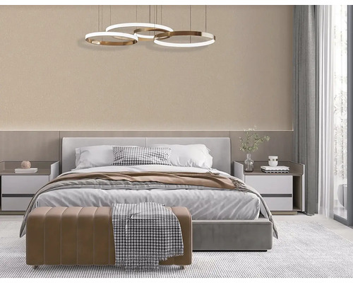 Ložnice s dvoulůžkem, nočními stolky a kulatým stropním svítidlem