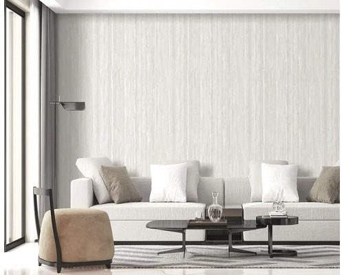 Světlý obývací pokoj s pohovkou, křeslem, stolem a strukturovanou tapetou