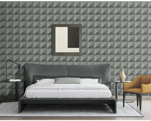 Ložnice s postelí, nočními stolky, židlí, lampou, obrazem a geometrickou tapetou