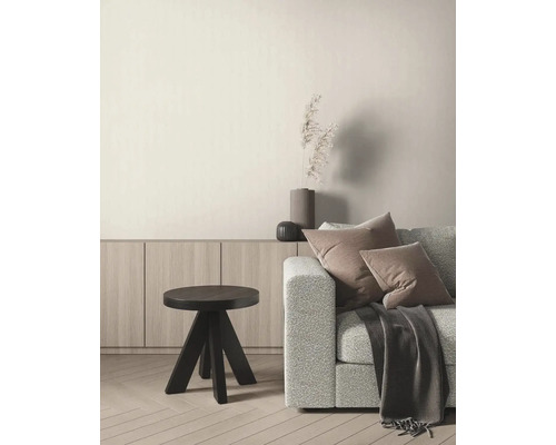 Obývací pokoj s pohovkou, polštáři, odkládacím stolkem a dekorativními vázami na skříňce