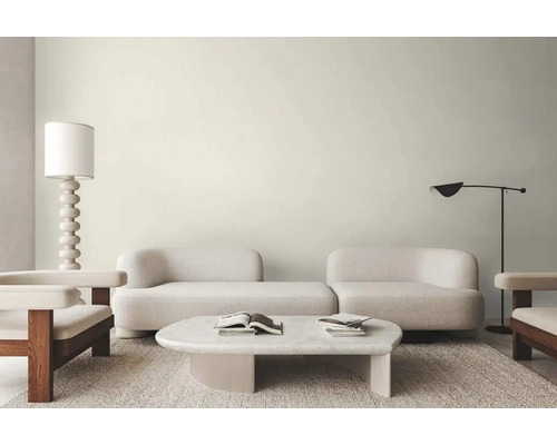 Obývací pokoj s pohovkou, křeslem, stolní lampou, stojací lampou a kobercem