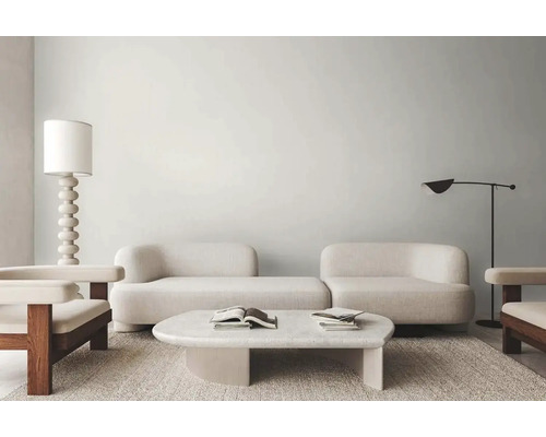 Obývací pokoj s pohovkou, křeslem, stojací lampou a konferenčním stolkem