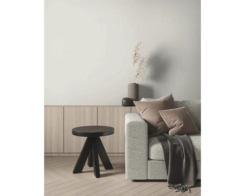 Obývací pokoj s pohovkou, polštáři, odkládacím stolkem, komodou a dekoracemi