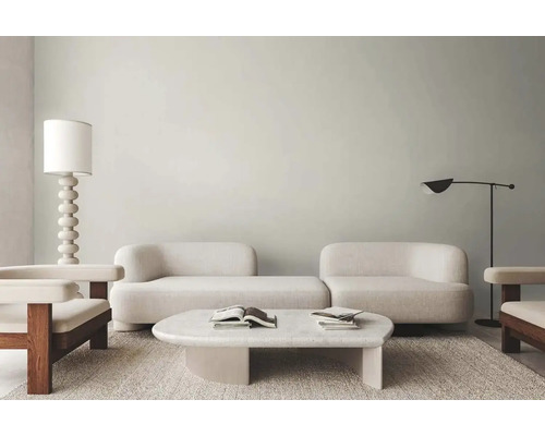 Obývací pokoj s pohovkou, křeslem, stolem a stojacími lampami pro světlé a organizované prostředí