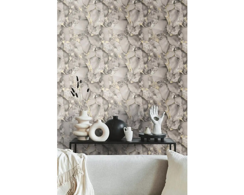 Dekorativní tapeta se vzhledem mramoru a zlatými akcenty za stolem s vázami a sochou ruky.