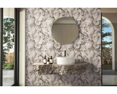 Moderní koupelna s kamenným umyvadlem, kulatým zrcadlem a tapetou s mramorovým vzorem