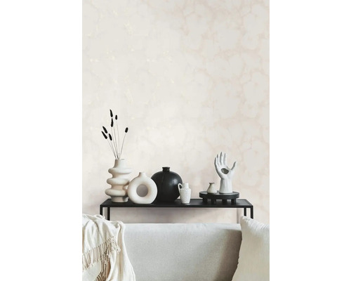 Obývací pokoj s ozdobnými vázami a abstraktními předměty na polici před vzorovanou stěnou