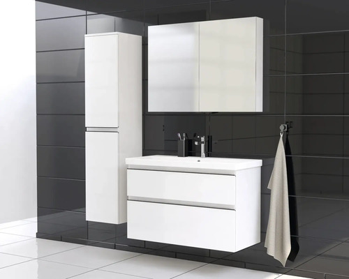 Koupelna s umyvadlovou skříňkou, zrcadlovou skříňkou a vysokou skříňkou před černou stěnou.