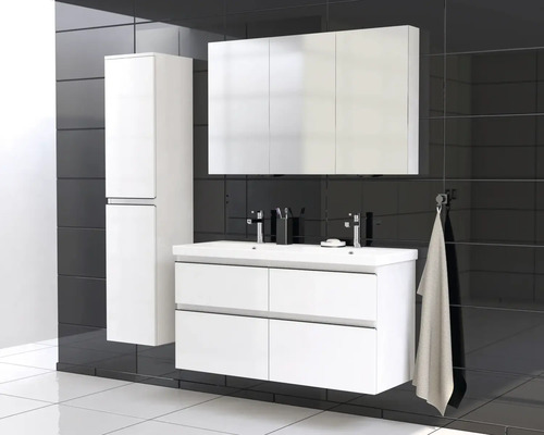 Koupelna s umyvadlem, zrcadlovou skříňkou a vysokou skříňkou.