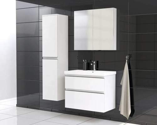 Moderní koupelna s bílým umyvadlem, zrcadlovou skříňkou a vysokou skříní na pozadí černých obkladů