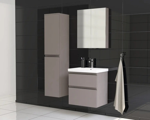 Moderní koupelnový set s umyvadlem, zrcadlovou skříňkou a vysokou skříňkou na tmavém obkladu.