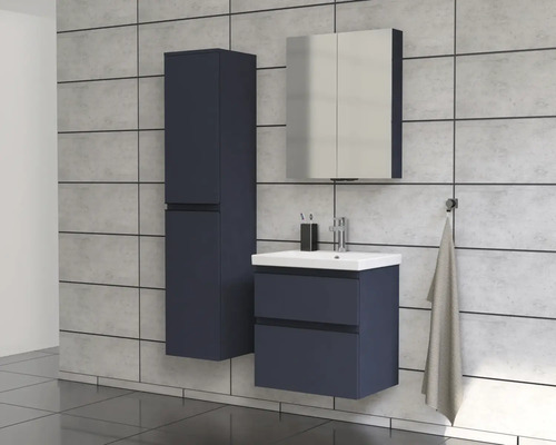 Koupelna s umyvadlem, zrcadlovou skříňkou a vysokou skříňkou