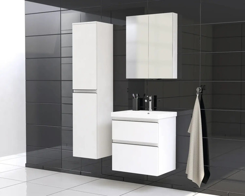 Koupelna s vysokou skříní, umyvadlovou skříňkou, zrcadlovou skříňkou a ručníkem